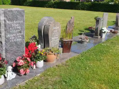 Liebevoll gepflegte Gr&auml;ber in Augustfehn II: Viele  Blumen, Engel und andere Figuren, Kerzen und vieles mehr zieren die Marmorplatten um die Grabsteine auf dem Gr&auml;berfeld.