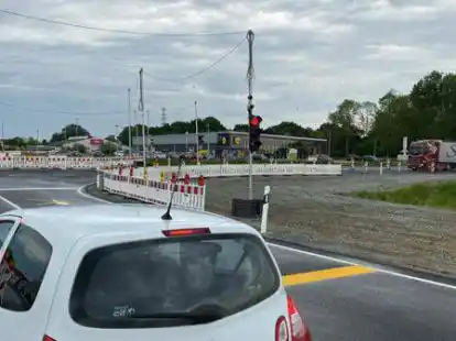 Zur Herstellung der neuen Ampelanlage muss die neue B 211 vor&uuml;bergehend gesperrt werden.