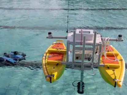 Entstanden ist ein Demonstrator aus einem autonom operierenden &Uuml;berwasserfahrzeug und einem Schwarm selbst&auml;ndig fahrender und kooperierender Unterwasserfahrzeuge