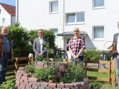 Kr&auml;uterspirale f&uuml;r den Dichtergarten an der Lessingstra&szlig;e  (von links): Rainer Z&ouml;rgiebel, Thorsten Riebe, Nadine Daries und Torsten Apel
