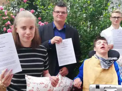 Freuen sich &uuml;ber ihren Abschluss: Die Sch&uuml;ler der Klasse 12.