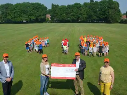 Spenden&uuml;bergabe auf der Dobbenwiese: Die LzO hat 1200 Sonnenm&uuml;tzen an die KiB-Kinder &uuml;bergeben.