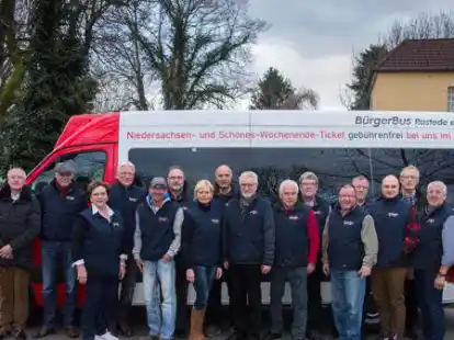 Kurz vor Beginn der Corona-Pandemie: Das ehrenamtliche Team des Rasteder B&uuml;rgerbusvereins mit dem neuen Fahrzeug.