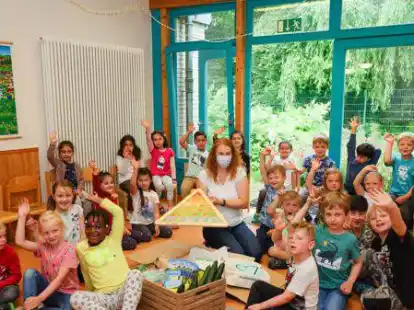 Die Kinder freuten sich &uuml;ber das &bdquo;Frische Fr&uuml;hst&uuml;ck&ldquo;: Sylvia Bruns (Mitte) von &bdquo;Muddis kochen&ldquo; erkl&auml;rte mit einer Ern&auml;hrungspyramide au&szlig;erdem, welche Lebensmittel gesund sind.