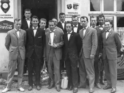 Schick zum Sport: Dieses Foto, das vermutlich Anfang der 1960er Jahre aufgenommen wurde, zeigt die 1. Herren vor dem Ofenerdieker Krug.