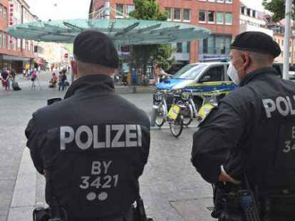 In W&uuml;rzburg kam es am Freitag zu einem Messerangriff, bei dem mehrere Frauen get&ouml;tet wurden. Einige Fragen sind noch immer offen.