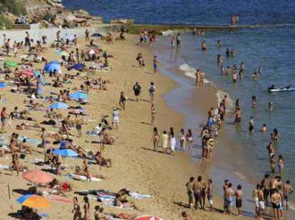 Ein Badestrand in Portugal: Vorerst m&uuml;ssen sich Reisende nicht auf sch&auml;rfere Corona-Bestimmungen einstellen