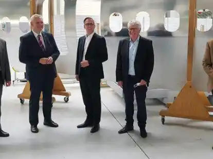 &Uuml;ber die frohen Botschaften von Niedersachsens Wissenschaftsminister Bj&ouml;rn Th&uuml;mler (2. von links) f&uuml;r das Technologiezentrum in Einswarden freute sich (von links) dessen Gesch&auml;ftsf&uuml;hrer J&uuml;rgen Meyer, Landratskandidat Stephan Siefken, TZN-Beiratsvorsitzender Professor Dr. Dieter Meiners und &bdquo;Power-to-Gas&ldquo;-Projektleiter Professor Dr. Carsten Fichter.