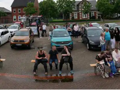 Mit ihren Autos waren Sch&uuml;ler und Eltern zu der Abschlussfeier auf dem Rodenkircher Marktplatz gekommen. Den Vogel schoss der Neuntkl&auml;ssler Fynn Hellmers ab: Der angehende Azubi in der Landwirtschaft fuhr mit einem 137-PS-Trecker vor, am Steuer der Auszubildende Jonas Schipper.
