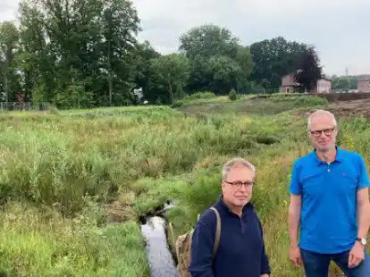 Die B&auml;ke flie&szlig;t nun durch Regenr&uuml;ckhaltebecken hindurch: Martin Gehmeyr vom Fachdienst Stadtgr&uuml;n (links) und der Leiter des Umweltamtes, Robert Sprenger, haben die Renaturierung geplant.