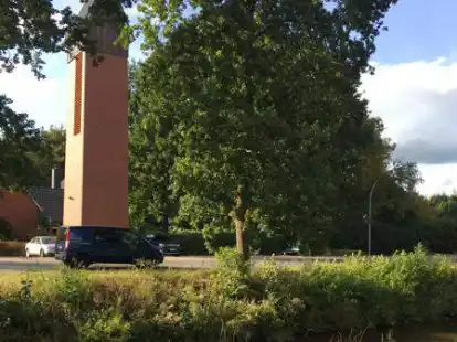 Markanter Glockenturm direkt an der Augustfehner Stahlwerkstra&szlig;e: Daneben befindet sich die Friedenskirche.
