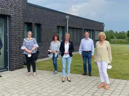 Bei der Spenden&uuml;bergabe (von links): Ralf Olaf Meyer 2. Vorsitzender  Kinderschutzbund Ammerland, Claudia M&uuml;ller, &bdquo;Caf&eacute; Kinderwa(a)gen&ldquo;, Brigitte Wallon vom Oldenburger Zentrum f&uuml;r Legasthenie,  Beate Bartner vom LC Ammerland Inamorata, Wolf Lamers vom  LC Rastede, Frauke Peters von &bdquo;Sturmlicht&ldquo; und Carsten Fenne vom  LC Ammerland.