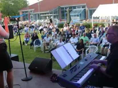 Das erste Konzert in Nordenham nach dem Kultur-Lockdown: Das Trio Valerie mit Jutta G&uuml;rtler und Yeti Mansena auf dem Gel&auml;nde des St&ouml;rtebekerbads.