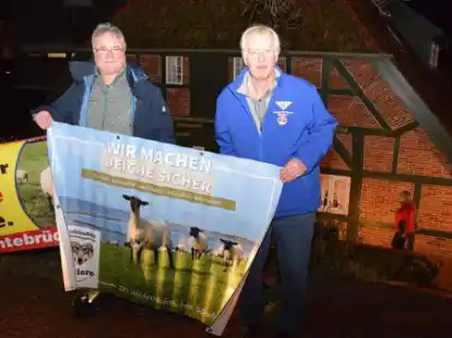 Dieter Voigt (links, Vorstandsmitglied) und Heiko Schmidt (Vorsitzender) vom Landesschafzuchtverband Weser-Ems bei einer Protestaktion in Brake.