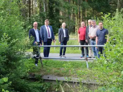 Ortstermin an der Otterb&auml;ke (von links): Christian Wandscher, Jens Nacke, Staatssekret&auml;r Dr. Ludwig Theuvsen, Frank Borgmann, Landvolk-Gesch&auml;ftsf&uuml;hrer Thorsten Jan-Dirk Cordes, Ralf Borgmann und Landvolk-Vorsitzender Felix M&uuml;ller.