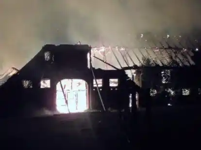 Zu den gr&ouml;&szlig;ten Eins&auml;tzen im Jahr 2020 z&auml;hlte auch dieses Gro&szlig;feuer in Oldenbrok, das in der Nacht zum 26. September ein unbewohntes Bauernhaus in Oldenbrok total zerst&ouml;rte.