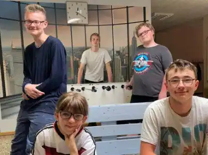 Haben eine &bdquo;Chill-Ecke&ldquo; im Pausenbereich der Astrid-Lindgren-Schule in Edewecht selbst gestaltet und aufgebaut: (v.li.) Nico, Vivien, Julian, Tobias und Heiko sitzen auf einem der Palettensofas.