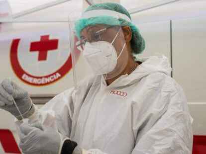 Eine Mitarbeiterin des Gesundheitspersonals bearbeitet einen Corona-Test am Platz da Parada.