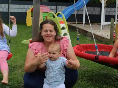 Der gro&szlig;e Garten bietet jede Menge Platz zum Spielen und Toben: Melanie Noack mit ihren T&ouml;chtern Lilli, Mina und Pia.