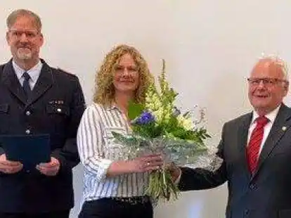 Der Jaderberger Ortsbrandmeister Thomas H&uuml;lsebusch (links) wurde von Landrat Thomas Br&uuml;ckmann (rechts) zum 2. stellvertretenden Kreisbrandmeister vereidigt. Und Blumen gab es f&uuml;r dessen Ehefrau.