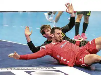 Zu einem 24:23-Erfolg kam de Wilhelmshavener HV im Hinspiel gegen die Rimpar W&ouml;lfe. Auch heute d&uuml;rfte  es  ab 20 Uhr in W&uuml;rzburg ein umk&auml;mpftes Spiel geben, denn die Gastgeber haben noch leichte Abstiegssorgen &ndash; und der WHV (im Vordergrund Stanko Sabljic) braucht jeden Punkt.