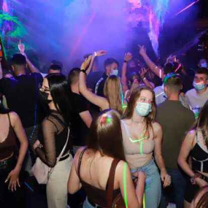 <p>        Partystimmung in der Disco Tange: Auch wenn mit Maske getanzt werden muss, freuen sich junge und junggebliebene G&auml;ste, dass sie feiern k&ouml;nnen.        Hans Passmann             </p>