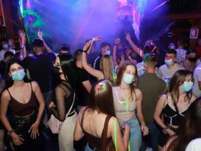 <p>        Partystimmung in der Disco Tange: Auch wenn mit Maske getanzt werden muss, freuen sich junge und junggebliebene G&auml;ste, dass sie feiern k&ouml;nnen.        Hans Passmann             </p>