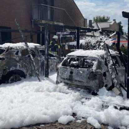 In Rhaudermoor sind zwei Carports und zwei Autos vollst&auml;ndig ausgebrannt. Herausforderung f&uuml;r die Feuerwehr: Eines der Wagen war ein Elektroauto.