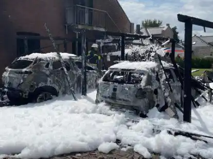 In Rhaudermoor sind zwei Carports und zwei Autos vollst&auml;ndig ausgebrannt. Herausforderung f&uuml;r die Feuerwehr: Eines der Wagen war ein Elektroauto.