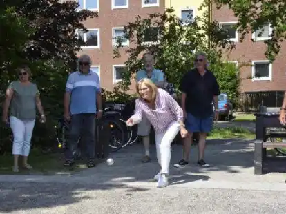 Auch B&uuml;rgermeisterin Brigitte Fuchs testete den neuen Boule-Platz in Elsfleth.