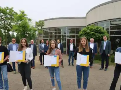 Preise f&uuml;r Bewerbungs-&Uuml;berflieger: (vorne v.l.) Lennard Schumacher, Gloria Graffei, Hanna Koch, Marie Koch und Olivia Truh&ouml;l sowie (hinten v.l.) Dr. Frank Martin und Helmut H&uuml;lsmann (Erwin Roeske- Stiftung), Andreas Wilmes (GZE), Julie M&uuml;ller (Berufscoach Gemeinde Bad Zwischenahn), Timo Schwindt (Die &Ouml;ffentliche), B&uuml;rgermeister Dr. Arno Schilling, Heiner Paffenholz (Oldenburgische Industrie- und Handelskammer) sowie Carsten Schwinde (stellvertretender Schulleiter GZE).