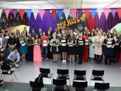 Stolz halten die Luisenhofsch&uuml;ler ihre Abschlusszeugnisse in den H&auml;nden.