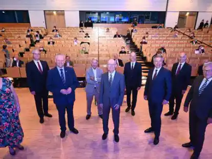 Verabschiedeten Uni-Pr&auml;sident Hans Michael Piper (Mitte): Dr. Verena Pietzner (von links), J&ouml;rg Stahlmann, Bj&ouml;rn Th&uuml;mler, J&ouml;rg Wask&ouml;nig sowie (von rechts) Werner Brinker, Hans Gerd Nothwang, J&uuml;rgen Krogmann und Ralph Bruder.