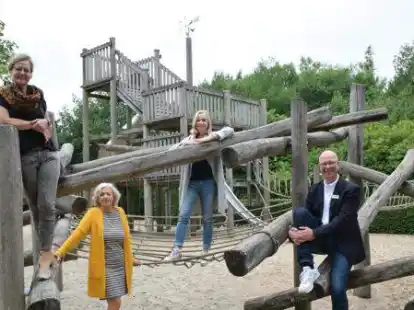 Freuen sich, dass 260 Familien Eintrittskarten spendiert werden k&ouml;nnen: Diana Rolfes (Park der G&auml;rten), Christa Bohlken, Birgit Susann Kuska (beide Lions Club Ammerland-Inamorata) und Christian Wandscher (Park der G&auml;rten).