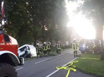 Auf der L 864 in Elsfleth-Neuenbrok waren ein Kleintransporter und ein Auto zusammengesto&szlig;en.