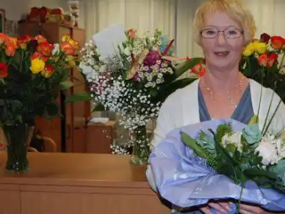 Mit reichlich Blumen beschenkt: Die Schulsekret&auml;rin des Dietrich-Bonhoeffer-Gymnasiums in Ahlhorn, Helga Dolata, feiert  ihr 30-j&auml;hriges Dienstjubil&auml;um.