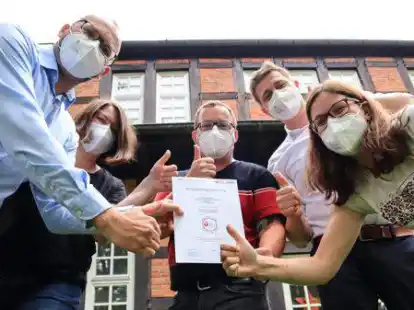 Freuen sich dar&uuml;ber, dass das DRK-Bildungszentrum jetzt AHA Training Center ist: (von links) Elmar Heidenescher (stellvertretender Schulleiter), Svenja Koopmann (Dozentin), Felix Bernau (Schulleiter), Sebastian Hoffmann (AHA-Training-Center-Koordinator) und Christin Neumann (Dozentin).