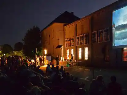 Wunderbares Umfeld: Der Parkplatz neben den Hallen am Pferdemarkt verwandelt sich am Samstag in einen Kinosaal unter freiem Himmel.