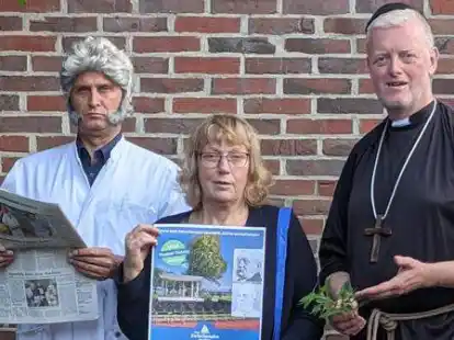 Bringen Kneipp und Sch&uuml;&szlig;ler zusammen auf die Theaterb&uuml;hne: Detlef Lohse (Sch&uuml;&szlig;ler), Susanne Meints (Souffleuse) und Jens Oeltjendiers-Odion (Kneipp).