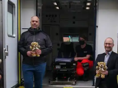 Marco Schnakenberg (links) und Peter Beck (rechts) &uuml;berreichten die Teddys an Jann-Aike Diekmann und Vanessa Murra.
