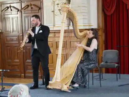 Hat bei der Finissage der Ausstellung &bdquo;L&rsquo;Chaime &ndash; J&uuml;disches Leben in Oldenburg&ldquo; gespielt: Das Duo &bdquo;Jerusalem&ldquo; mit Andre Tsirlin am Saxophon und  Hila Ofek an der Harfe.