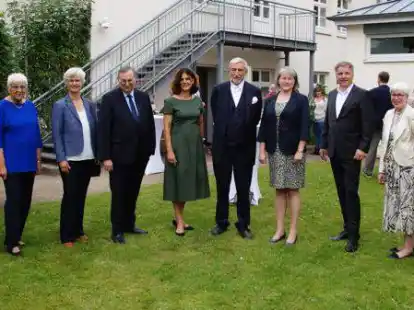 Feierten einen besonderen Geburtstag (von links):  Andrea Str&uuml;bind, Elke Heger,  Gudrun Mawick, Abraham Lehrer, Dagmar Freist, Michael Daxner, Verena Pietzner, J&uuml;rgen Krogmann,   Elisabeth Schlesinger und Wilfried Theising.