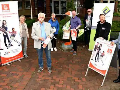 Setzen sich f&uuml;r generationenfreundliches Einkaufen in Ganderkesee ein (von links): Christa Linnemann (Wirtschaftsf&ouml;rderin), Jutta Ott, J&uuml;rgen L&uuml;dtke, Monika Brandt (Seniorenbeirat), Christian Siedenstrang (im Rathaus Ansprechpartner f&uuml;r die Ortskerne), Hans-Joachim Brandt (Seniorenbeirat), Timo Vetter (Gantermarkt) und Dietmar Mietrach (WiB).