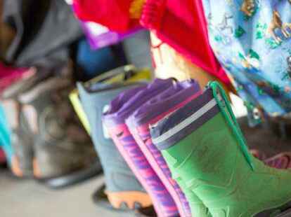 F&uuml;r das neue Kita-Gesetz haben sich die Regierungsparteien auf einen Stufenplan geeinigt. Doch es gibt daran auch viel Kritik.