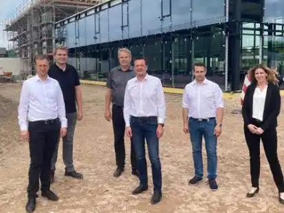 Die Traba-Gesch&auml;ftsf&uuml;hrung vor dem neuen Firmendomizil in Westerstede: Ingo Meyer (von links), Michael Tjarks, Dieter Tjarks, Alfred Rademacher, Christian Berends-Bu&szlig; und Antje Schuster. Das Bild zeigt die sp&auml;tere Ausstellungshalle.