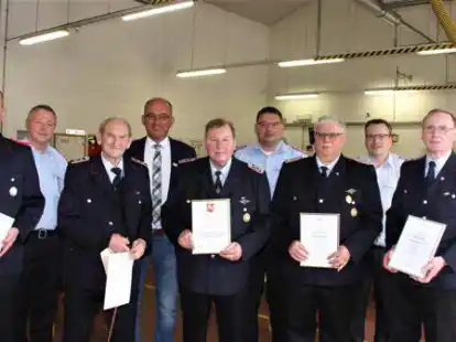 Ehrungen bei der Freiwilligen Feuerwehr Rastede (von links) Hendrik Schmidt, Ingo Riediger, Paul Rinke, Lars Krause, Klaus-Dieter Pluta, Christian Ammermann, Lothar Lachmann, Michael Sprenger, Wilhelm Wessels und J&uuml;rgen Scheel