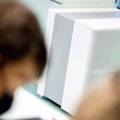 Ein Luftfilterger&auml;t steht in einem Fachraum des Alten Gymnasiums. Die Schule hat mehrere mobile Luftfilterger&auml;te angeschafft, um die Konzentration von Aerosolen auch in Klassenr&auml;umen, die nicht gut bel&uuml;ftet werden k&ouml;nnen, senken zu k&ouml;nnen.