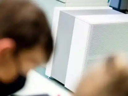 Ein Luftfilterger&auml;t steht in einem Fachraum des Alten Gymnasiums. Die Schule hat mehrere mobile Luftfilterger&auml;te angeschafft, um die Konzentration von Aerosolen auch in Klassenr&auml;umen, die nicht gut bel&uuml;ftet werden k&ouml;nnen, senken zu k&ouml;nnen.