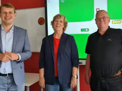 Tauschten sich &uuml;ber die Herausforderungen in Fahrschulen aus (von links): Philipp Albrecht, Petra Spille-Kloft und  Dieter Lemke