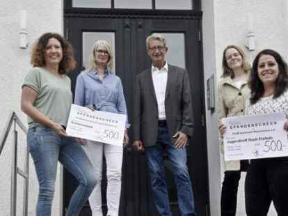 Grit G&auml;rtig, Kanzleimitarbeiterin Gaby Lampe, Kai-Uwe Seegers, Mirjam T&uuml;nschel und Carmen El-Husseini (von links) freuen sich gemeinsam &uuml;ber die Spenden.